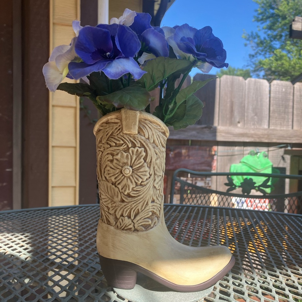 Base cowboy boot.